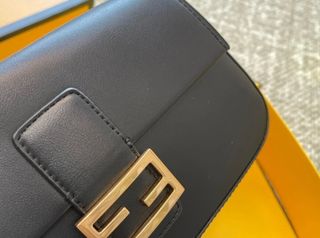 Bolso de hombro FENDI Baguette negro