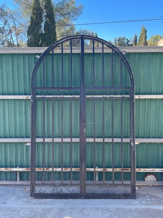 rejas de forja con sus puertas de madera