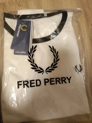 Camiseta Fred Perry XL Negra y Blanca.