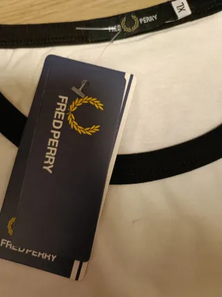 Camiseta Fred Perry XL Negra y Blanca.