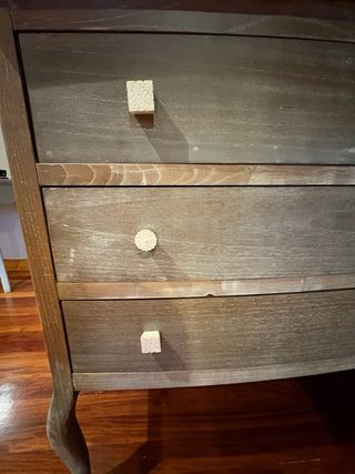 Muebles de salón y espejo recibidor.