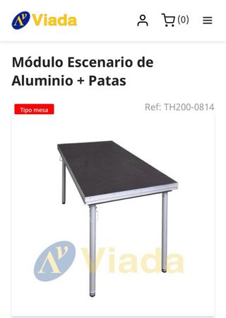 Sillas plegables, mesas y escenario