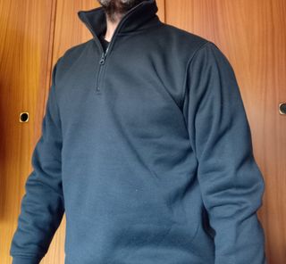 Sudadera cuello alto cremallera negra