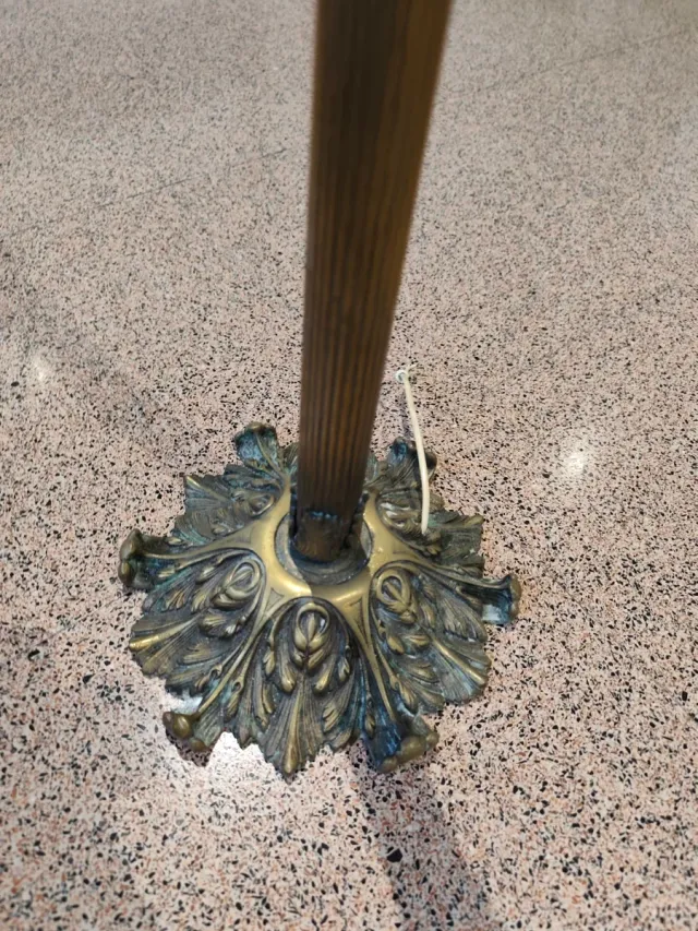 Lámpara de latón estilo clásico