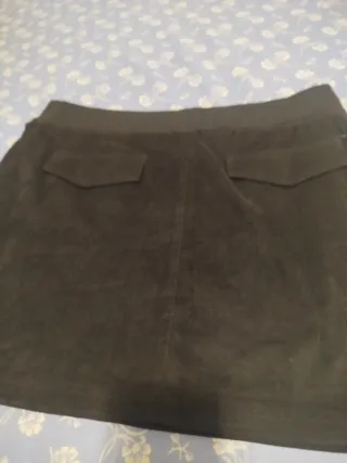 Falda azul marino con bordados de flores