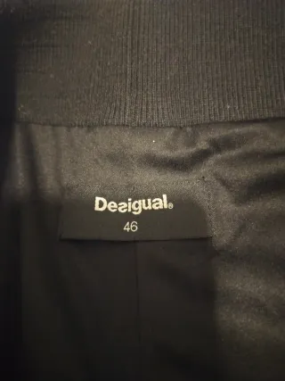 Falda azul marino con bordados de flores