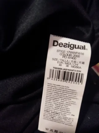 Falda azul marino con bordados de flores