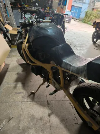 Suzuki GSXF 750