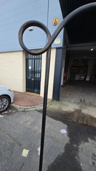 Lámpara de pie de hierro con mesa auxiliar