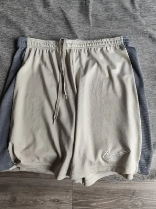 Pantalón corto Nike blanco roto y gris