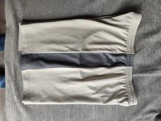 Pantalón corto Nike blanco roto y gris
