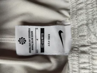 Pantalón corto Nike blanco roto y gris