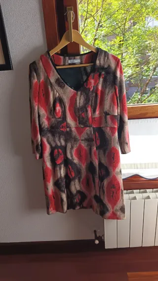 Vestido estampado beige y rojo