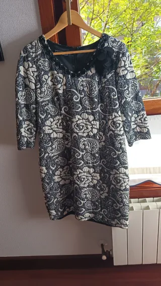 Vestido estampado beige y rojo