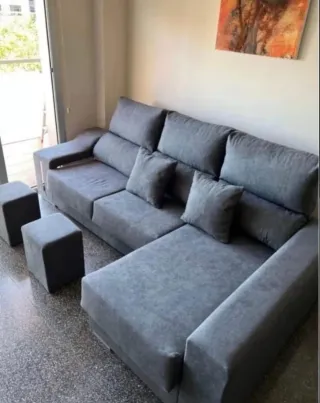 Canapé y colchón de tela y madera