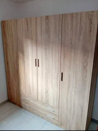 Canapé y colchón de tela y madera