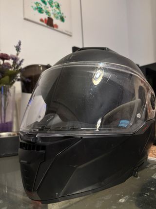 Casco de moto MT y guantes Alpinestars