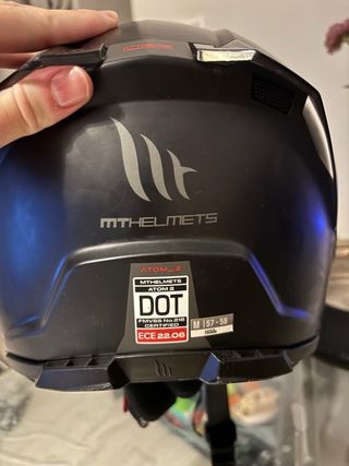 Casco de moto MT y guantes Alpinestars