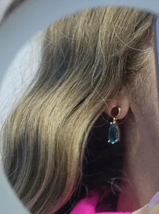 Pendientes largos dorados con piedra azul