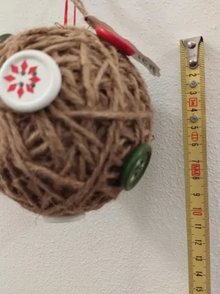 Pallina natalizia decorata con bottoni