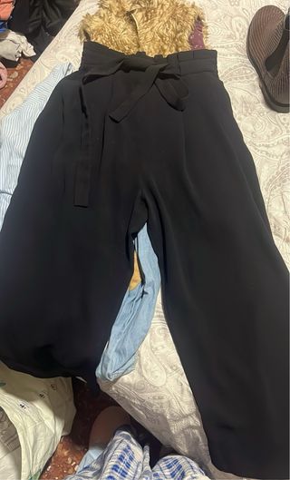 Pantalón negro elegante de raso