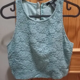 Top crop negro y top verde agua para mujer.