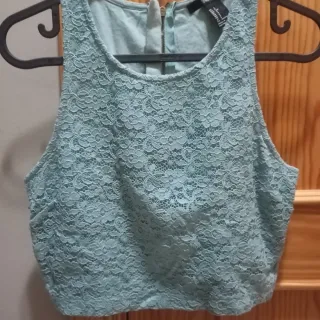 Top crop negro y top verde agua para mujer.