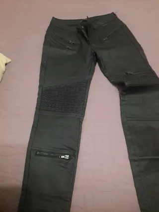 Pantalón de cuero negro
