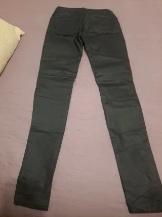 Pantalón de cuero negro