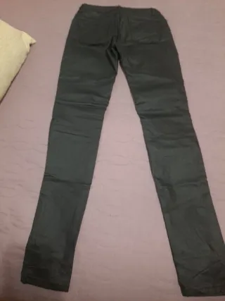 Pantalón de cuero negro