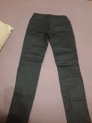 Pantalón de cuero negro
