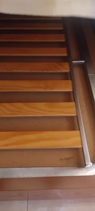 Cama de madera con somier