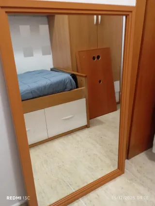 Specchio con elegante cornice in legno marrone