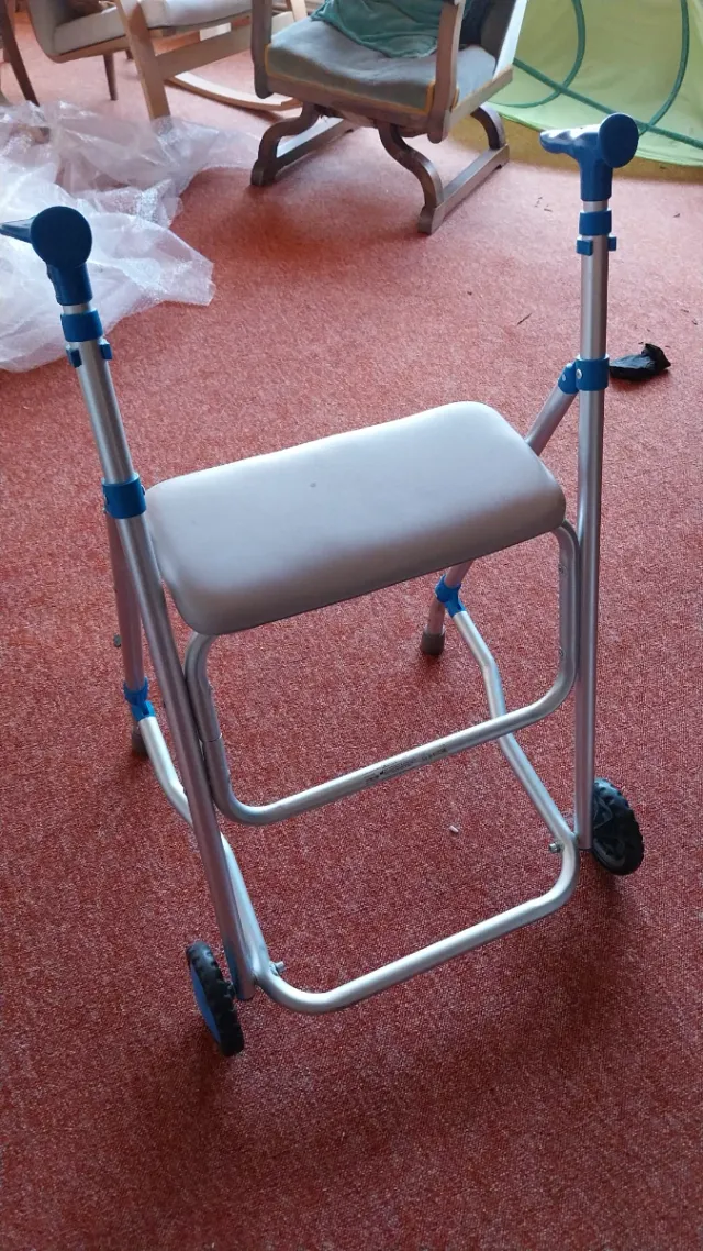 Andador con asiento y ruedas