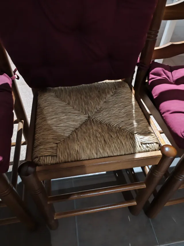 Sillas de madera con cojines rojos