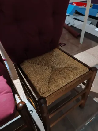 Sillas de madera con cojines rojos