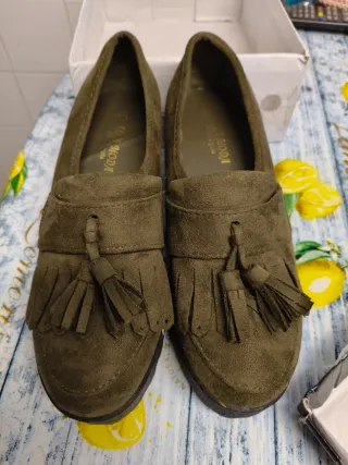 Sapatos verdes com franjas