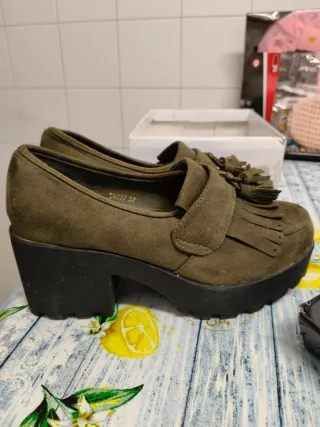 Sapatos verdes com franjas