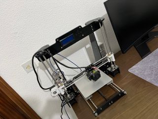 Impresora 3D Negra y Plateada