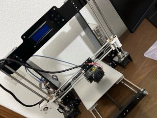 Impresora 3D Negra y Plateada