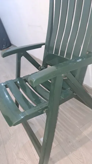Tumbona plegable de plástico verde