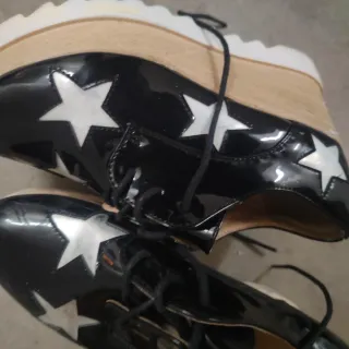 Zapatos negros con estrellas blancas