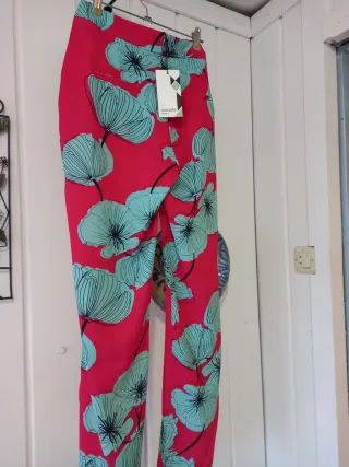 Pantalón estampado flores rojo y turquesa