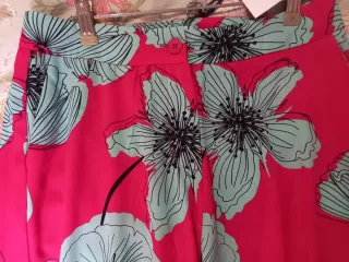 Pantalón estampado flores rojo y turquesa