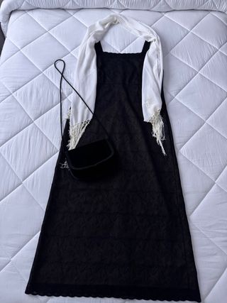 Conjunto de Vestido Negro y Chal Blanco
