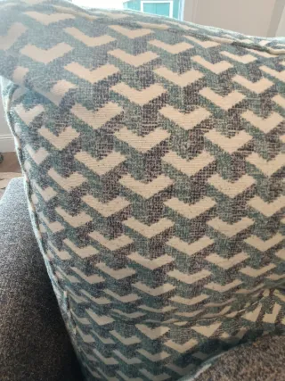 Divano a due posti in tessuto grigio con stampa