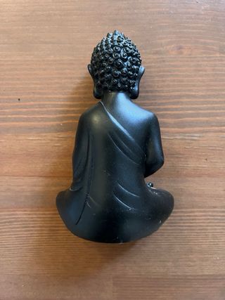 Statuetta di Buddha nero in pietra