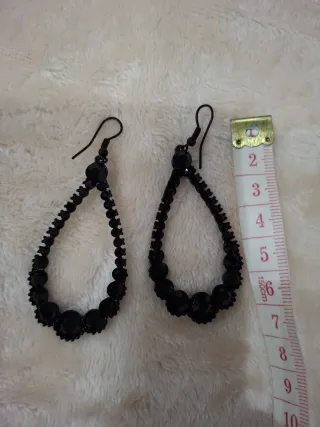 Pendientes largos negros con pedrería