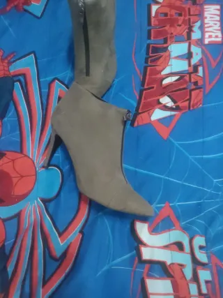 Botines grises de tacón con cremallera