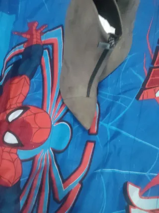 Botines grises de tacón con cremallera